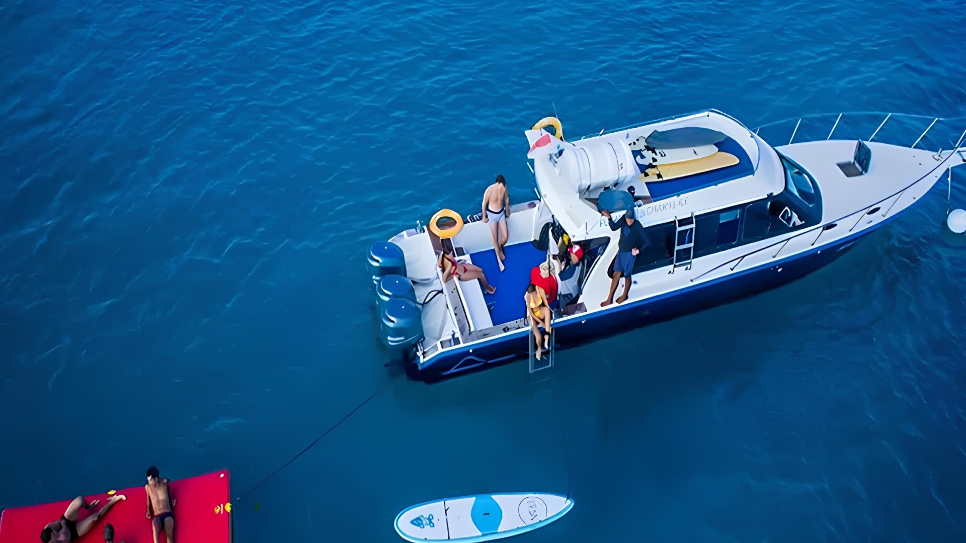 perahu yacht ditengah laut