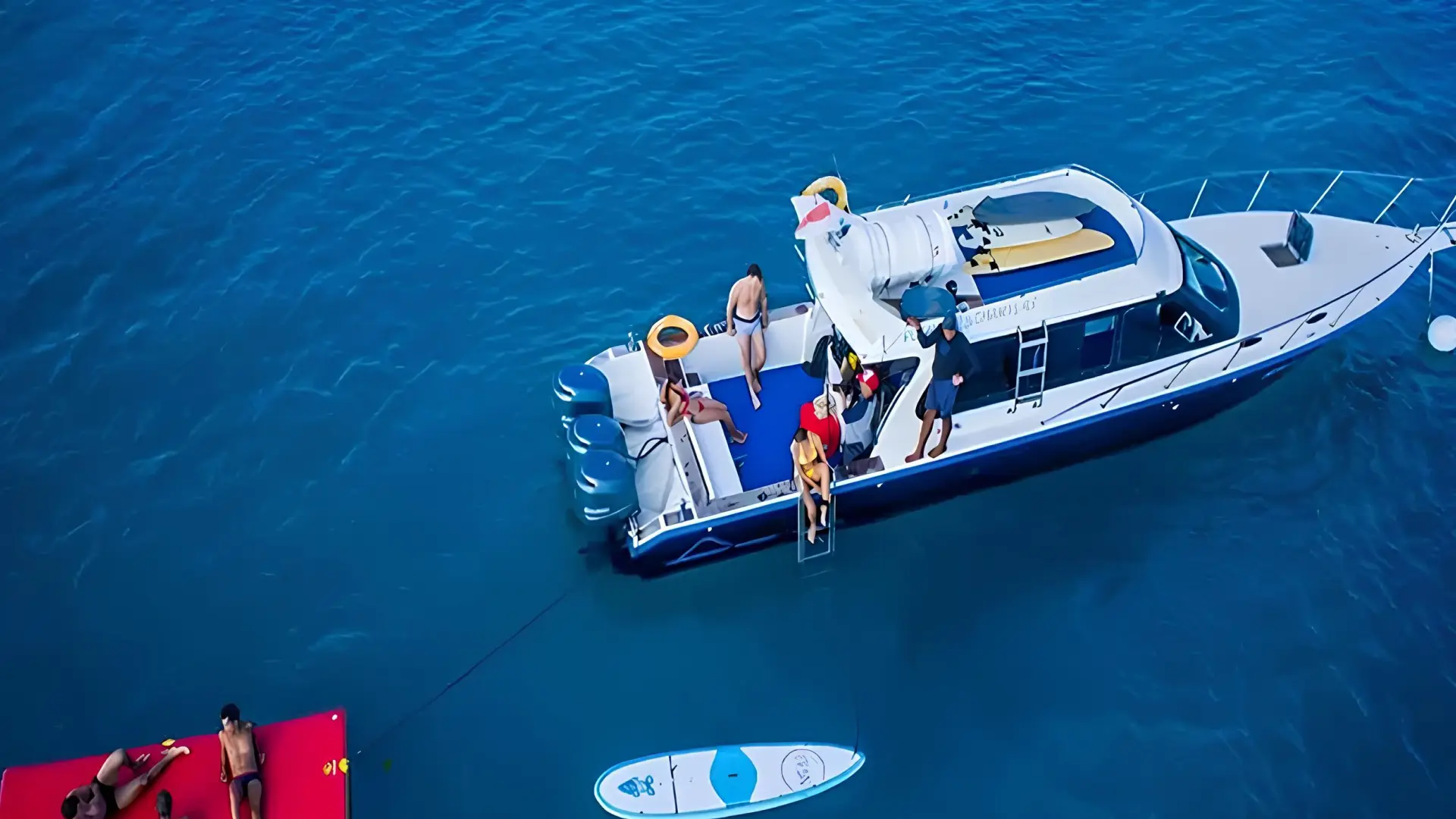 perahu yacht ditengah laut
